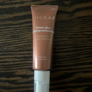 Hickap Bronze Glow Priming Moisturizer - Bronze Glow Priming Moisturizer från Hickap endast testad 1 gång men tyvärr för mörk för mig 💞