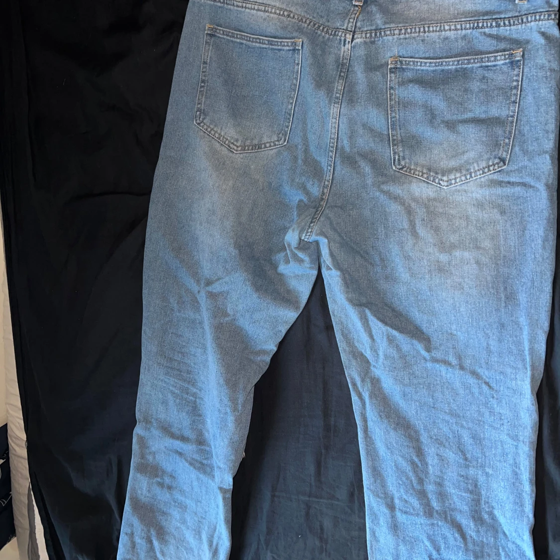 Ljusblå ripped jeans med raka ben - 1