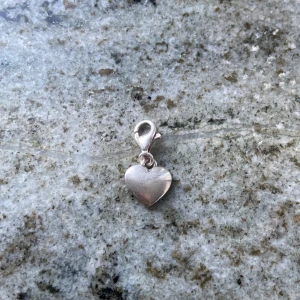 Thomas Sabo hjärthänge i silver - Supersött hjärthänge från Thomas Sabo i äkta 925 silver. Hängsmycket har en blank, stilren yta och en praktisk karbinhake som gör det enkelt att fästa på armband eller halsband. Perfekt för dig som gillar klassiska och romantiska detaljer.