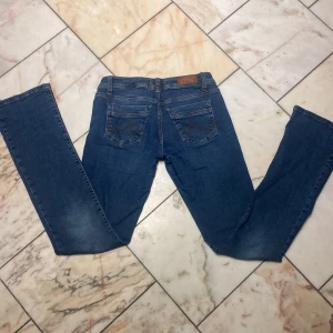 Blå jeans från LTB med bootcut - Snygga blå jeans från LTB i storlek      w 26 L 34