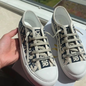  Dior Sneakers  - Säljer nu mina supersnygga dior skor i modellen ”Walk in dior”, färgen blå/beige. Dessa skor köptes i Italien i en riktig dior butik för Ca 1 år sedan men endast används typ 5 ggr. Inget slitage på varken insida eller utsida. Normala i storleken och bekväma att gå i! Nypris 10 000. Köper du skorna så medföljs orginal skonartong och påse. Tveka inte att höra av er om ni vill veta mer eller få fler bilder💕💕(prislapp medföljs ej)