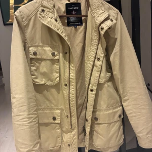 Overshirt jacka  - Snygg beige parkajacka från East West. Köpte denna jackan men använd fåtals gånger. Priset kan diskuteras