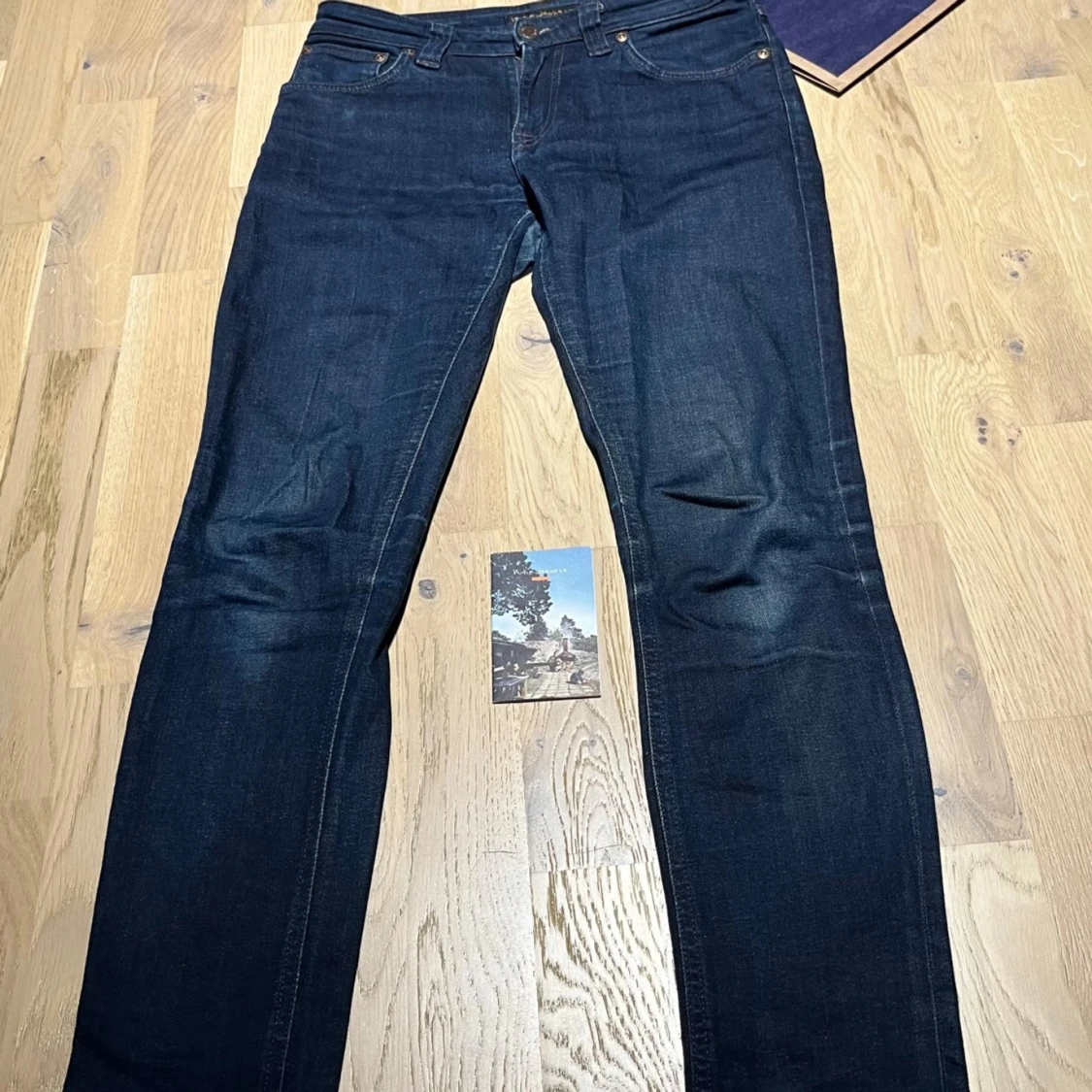 Mörkblå slim jeans från Nudie Jeans Co