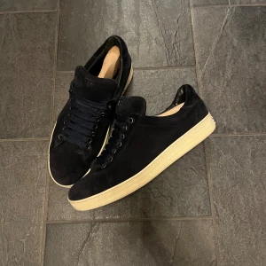  Tom Ford skor - Tom Ford skor i storlek 42. I gott skick. Färg/marinblå. Ej original inner sula. Skriv gärna vid funderingar 