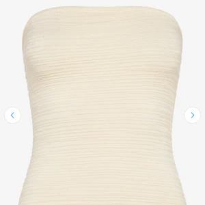 Tube topp från gina tricot - Jättefin knitted tube topp från gina tricot! Den har en tight passform som sitter skönt mot kroppen. Endast testad, och den är i storlek M! 