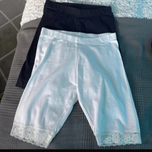 Shorts under klänning/kjol - Dessa shorts/leggings är gjorda för att ha under en klänning eller kjol men man kan såklart ha de som vanliga shorts. Det är storlek 146/152 men tyget är stretchigt så jag som har xs passar fortfarande i de. De är använda fåtal gånger. Jag säljer båda shortsen tillsammans. 