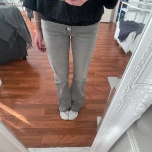 Gråa jeans  - Gråa jeans från Gina tricot. Storlek 158. Passar bra på mig som är 162 cm. 