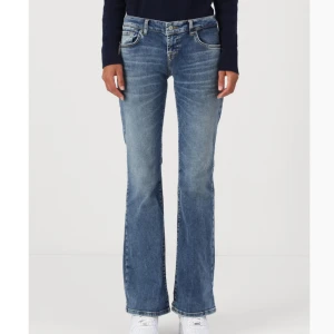 LTB - ROXY anila wash - Lågmidjade bootcut jeans från LTB. Köpta för 1065kr. Använda 4/5 gånger så är i praktiskt taget nytt skick 💝 Kom med prisförslag och hör av er om ni är i behov av fler bilder!