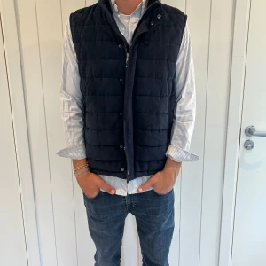 Mocha väst - Säljer denna riktigt snygga väst ifrån Mango i storlek L men passar M. Inga defekter eller liknande. Modellen är 184. Bara att skriva vid frågor eller funderingar