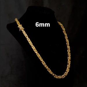 Kejsarlänk Halsband Äkta 14K Guldplätering 6mm - Exklusiv kejsarlänk i 14K guldplätering! Utrustad med ett exklusivt diamant kistlås och stämpel 14K för en exklusiv känsla och look! Låset har 15st hand-set VVS-D CZ stenar på! Finns i storlek 60cm. Vänligen kontakta mig innan köp angående vilken storlek ni ska ha, OBS foto ex är 60cm, vikt kan variera något från kedja till kedja samt pga längd.