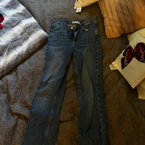 Blå jeans med slits från Zara, strl 36 - Snygga blå jeans från Zara i storlek 36 med rak passform och slits vid benslutet. 