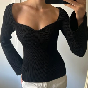 Stickad tröja  - Stickad tröja från hm med fin urringning. Endast använd ett fåtal gånger, därför i mycket bra skick. Säljer då den inte kommer till användning.  