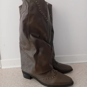 bruna cowboy BOOTS - bruna cowboy BOOTS- nya, kom aldrig till användning. möts upp i linköping, mjölby- postar även ofc ☆ DMa för fler frågor