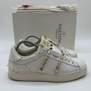 VALENTINO ROCKSTUD SNEAKERS - Valentino rockstud sneakers - Skick: 8,5/10 - Storlek 36 - Tillbehör: Box & Dustbag & Kort - Nypris 7700kr - Hör av dig vid minsta fundering / Deluxecloset