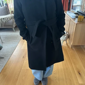 Svart kappa med bälte - Snygg svart kappa med bälte!! Perfekt för hösten och vintern, både varm skön och snygg!!!