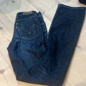 Bootcut Levis jeans - Snygga bootcut jeans från Levis. Står ”straight fit” men upplevs mer bootcut. Står ingen storlek men skulle säga xxs-xs💕