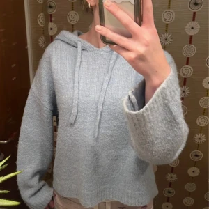 Stickad hoodie från Gina - Säljer denna jätte fina och mysiga stickade hoodien i storlek S💕 