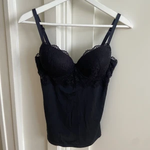 Spets topp - En spetstopp med inbyggd bh kupa. Använd 1 gång. Står ingen storlek i men skulle säga att den är S/M