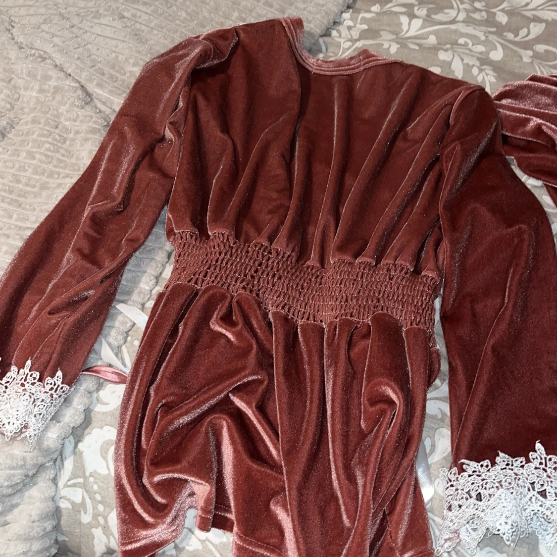 Rosa pyjamas set med vita spetsdetaljer - 4