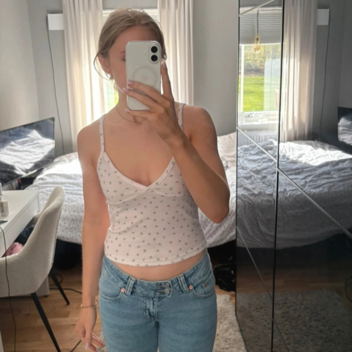 Vit blommig linnetopp med smala axelband