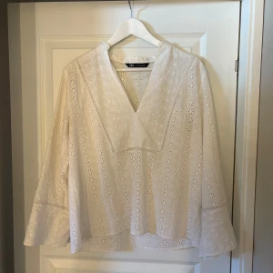 Vit broderad blus från Zara - Superfin vit blus från Zara med broderade blommor och v-ringning. Pris går att diskutera vid snabb och enkel affär