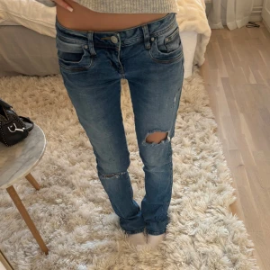 Blå ripped jeans från LTB W26 L30 - Snygga blå jeans från LTB med slitningar, st W26 och L30