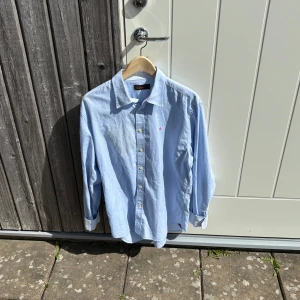 Ljusblå skjorta från Morris - Ljusblå Morris skjorta | Storlek M | fint skick | Öppen för prisförslag | Ställ gärna frågor! 