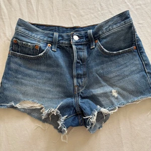 Levi's 501 blå jeansshorts - Säljer ett par klassiska Levi's 501 jeansshorts i blå denim, mycket bra skick