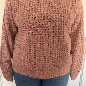 Stickad rosa tröja från 157 L - Säljer en stickad tröja från 157 i storlek L. Tröjan är rosa med grovstickad struktur och har långa ärmar samt ribbade muddar vid ärmslut och nederkant. Materialet är 60% akryl, 24% polyester och 16% nylon. Perfekt för dig som gillar chill och comfy vibes.