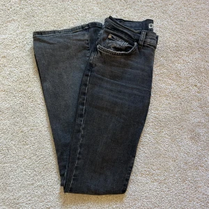 Mörkgråa bootcut jeans - Snygga mörkgråa jeans från ginatricot i bootcut-modell. Jeansen har klassisk femficksdesign, normalhög midja och är tillverkade i mjukt denimtyg💕