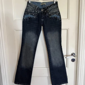 Lågmidjade bootcut jeans - Skitsnygga lågmidjade jeans met detaljer på fickorna. Säljer för att de är för små för mig. Midjemått: 36-37 cm. Innerbenslängd: 82 cm. Det står att det är storlek S men dem är små i storleken så passar en XS bättre. Hör av dig om du har frågor😊
