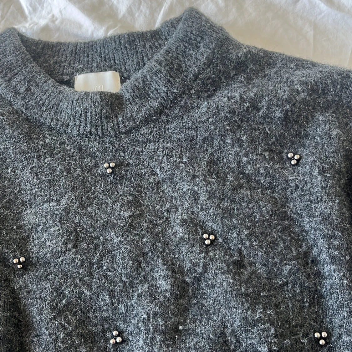 Grå stickad tröja med pärlor från H&M - 3