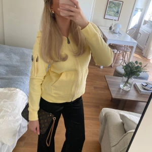 Superfin tröja  - Säljer denna superfina tröjan med dragkedja från Pelle P💗 Aldrig använd så i väldigt bra skick! Nypris 1 400kr storlek S