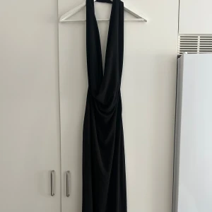 Svart långklänning från Zara - Svart klänning från Zara med öppen rygg samt öppen framtid 