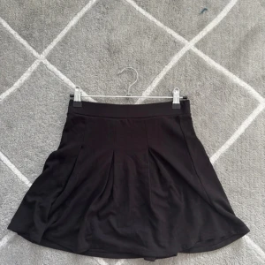Utsvängd kjol - Svart utsvängd kjol från Kappahl. Det är storlek 158/164 men det är stretchigt tyg så passar fortfarande mig som vanligtvis har xs-s i kläder. 