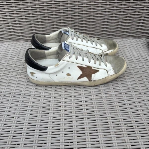 Golden Goose sneakers  - Vita Golden Goose || Storlek 43 || skorna är i okej skick (se bilder) || mitt pris 1999kr || tveka inte på att höra av dig vid frågor eller funderingar 
