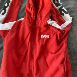 Kofta från Svea  - Röd kofta med dragkedja frön svea. använd 3 gånger ish men köpt för 2-3år sedan.