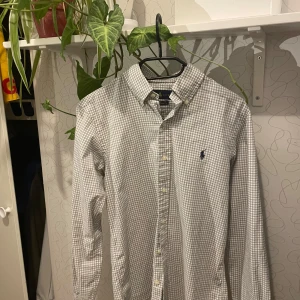 Ralph Lauren Skjorta - Tja! Jag säljer en snygg rutig skjorta från Ralph Lauren. Den är XS men passar runt 176-180 max! Skriv vid funderingar eller bud!