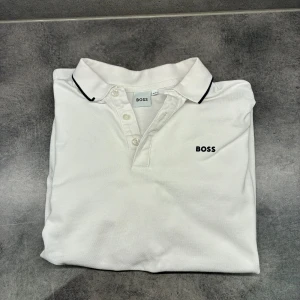 Vit boss pike  - Tja säljer nu denna piken som knappt är använd! 10/10 skick. Storlekn mellan S o M 