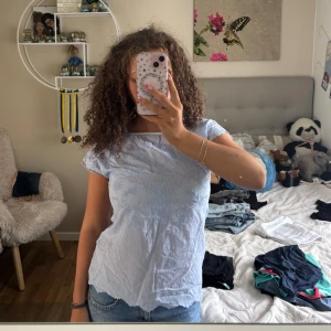 Ljusblå blus från Marie Lund - Säljer en ljusblå blus från Marie Lund med broderade blommigt mönster. Mycket fint skick men kommer tyvärr inte till användning. Pris går att diskutera!