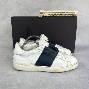 Valentino open sneaker - – Condition: 8/10  – What is included: Only the sneakers  – Retail price: 7200 + SEK