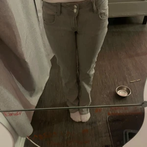 Grå raka jeans  - jag säljer ett par gråa jeans, bra skick aldrig använt bara testat💗