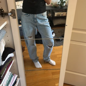 Ljusblå ripped jeans  - Säljer ett par ljusblå jeans från Gina tricot  i storlek 36. De har raka ben, normal passform och snygga slitningar med hål på båda benen. Nästan aldrig använda då jag tyvärr tycker dom är för pösiga:’(