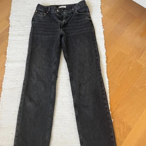 Svarta straight jeans från Perfect Jeans - Säljer dessa fina jeans ifrån Gina i straight modell, de är lågmidjade och har väldigt bra passform. De är väldigt bra skick och är sparsamt använda!😊