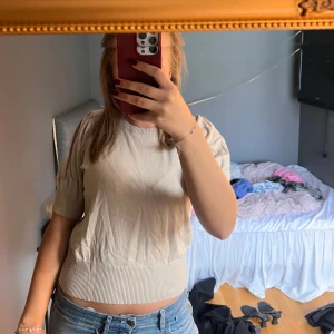 Finstickad topp - Snygg beige topp med puffiga korta ärmar🥰