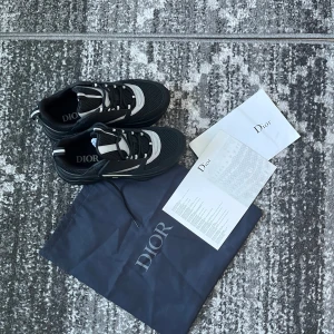 Svarta skor - Feta skor i storlek 42, säljer pga att de passar inte mig. Helt nya o kommer med allt i bilderna. Kom dm för frågor👍🏼