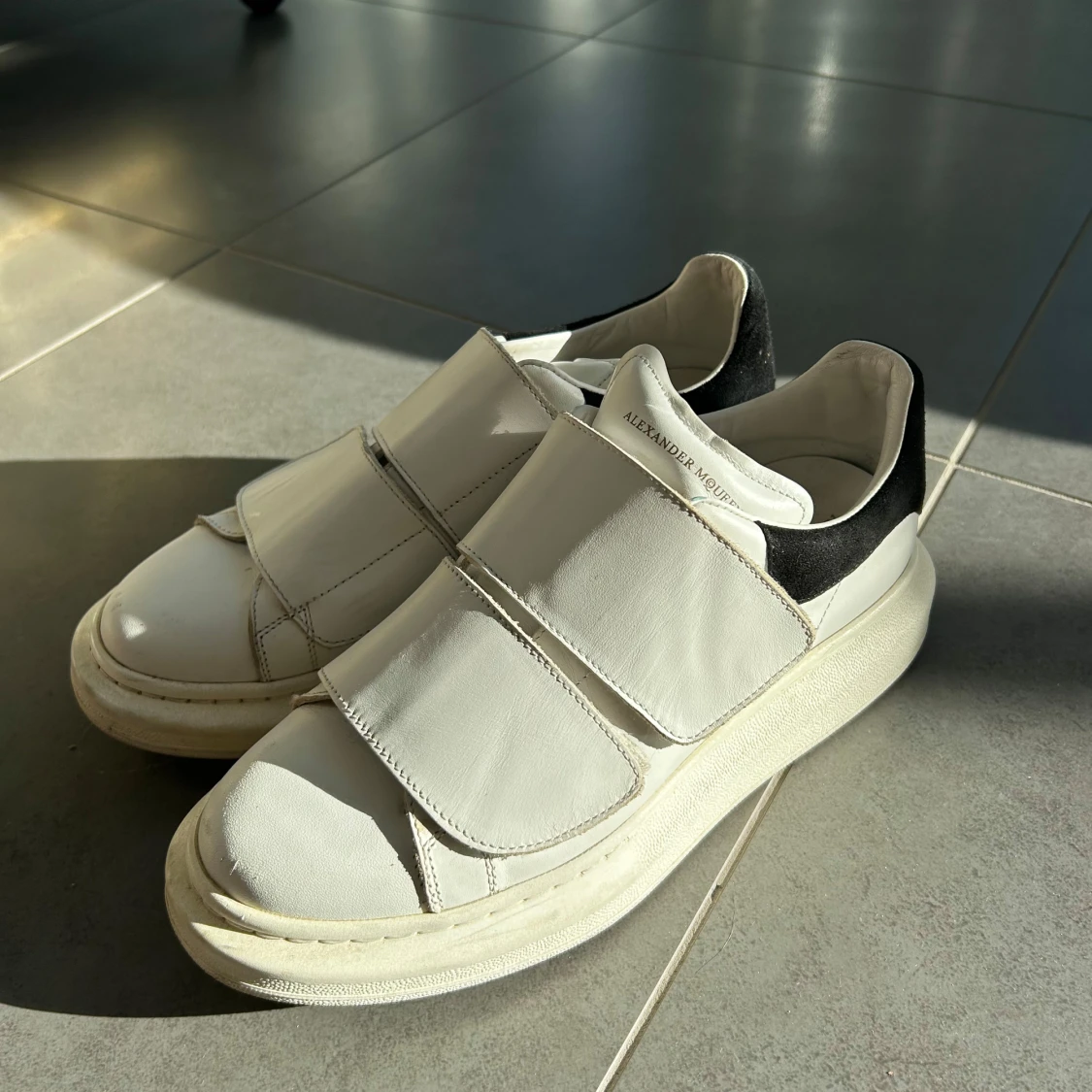Alexander McQueen vita sneakers med kardborre