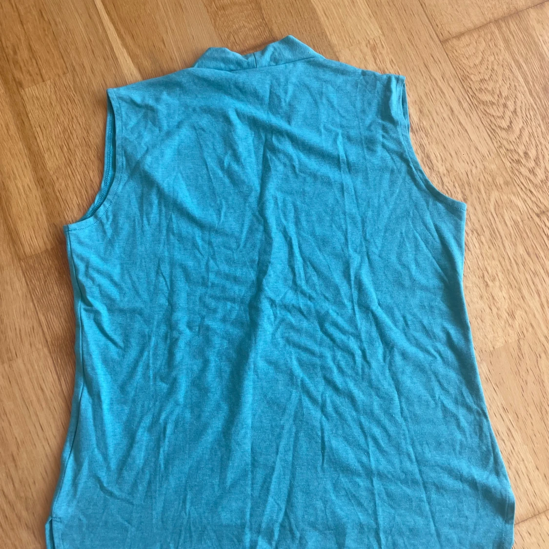 Turkos ärmlös linnetopp från SKHOOP - 1