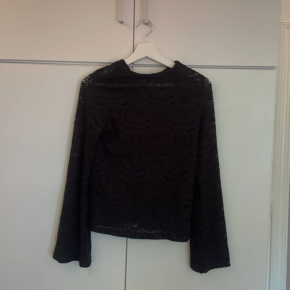 Svart spetströja - 2