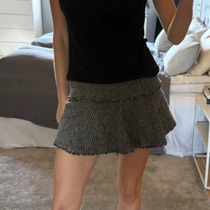 Grå rutig kortkjol med volang - Supersöt grå rutig minikjol med volangkant och markerad midja🥰